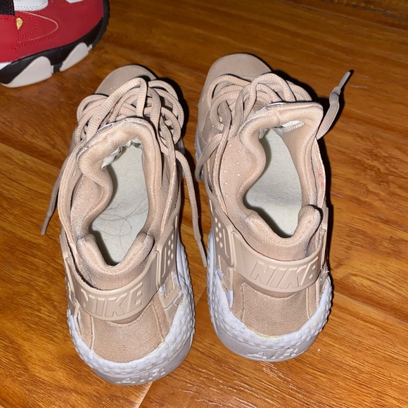 Nike - Picture 4 of 7